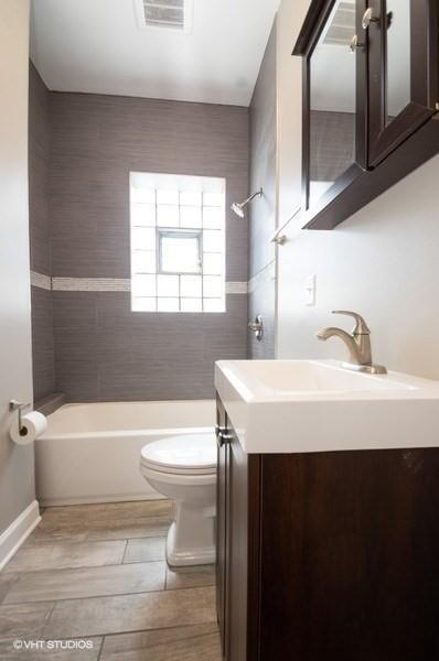 Building Photo - 2 bedroom in CHICAGO IL 60618