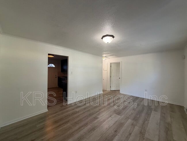 Building Photo - 903 Freedom Ave