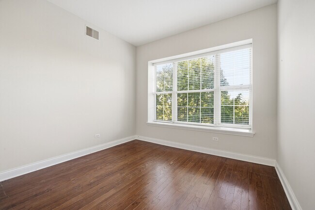 Building Photo - 2700 Summit Dr