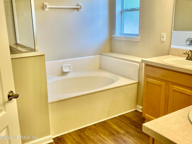 Building Photo - 14019 Crestwick Dr W