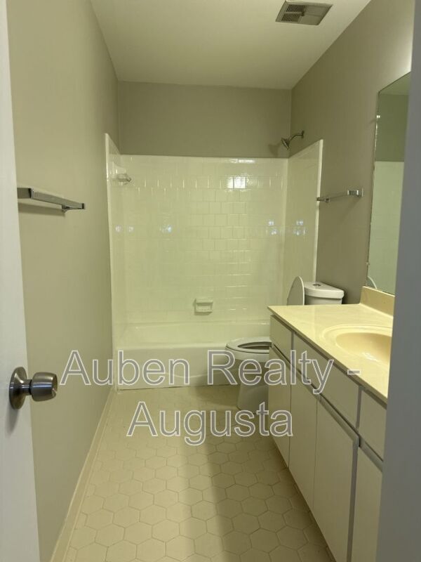 Building Photo - 3208 Summerchase Cir