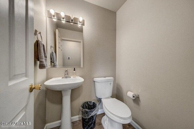 Building Photo - Beautiful Updated 3 Bedroom Condo with A/C, Garage & Fireplace in Forsythia Place!