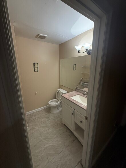 Building Photo - 606 Ridge Creek Dr