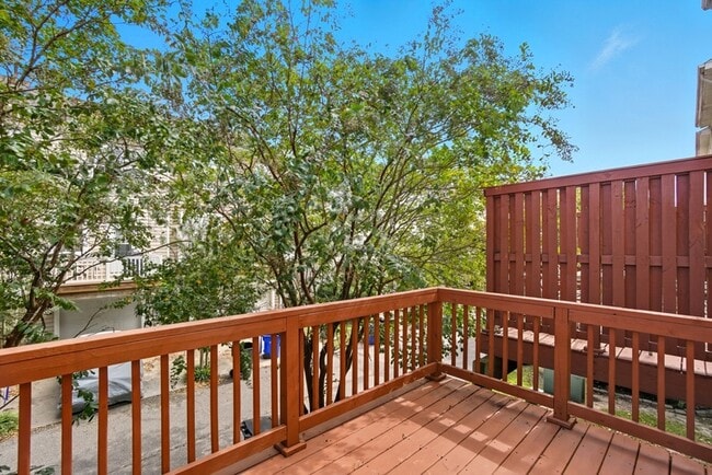 Building Photo - 230 Paradise Dr