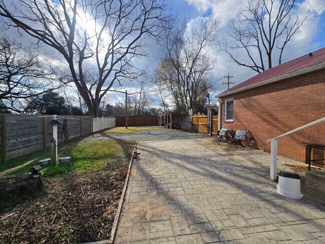 Building Photo - Charming Pittsboro Bungalow with Screened Porch & Fully Fenced Yard