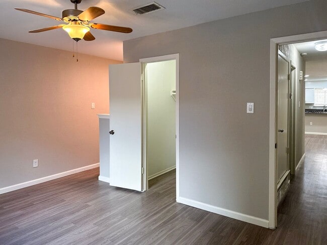 Building Photo - 3 Bedroom / 2 Bath / 2 Car Garage