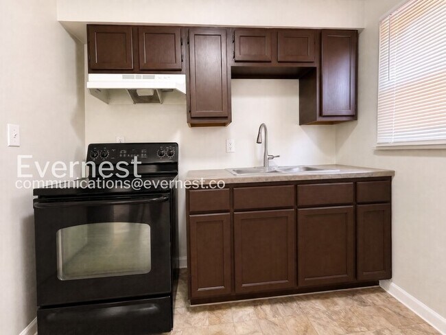 Building Photo - 2-Bed/1-Bath/Voucher Accepted/Available Soon!