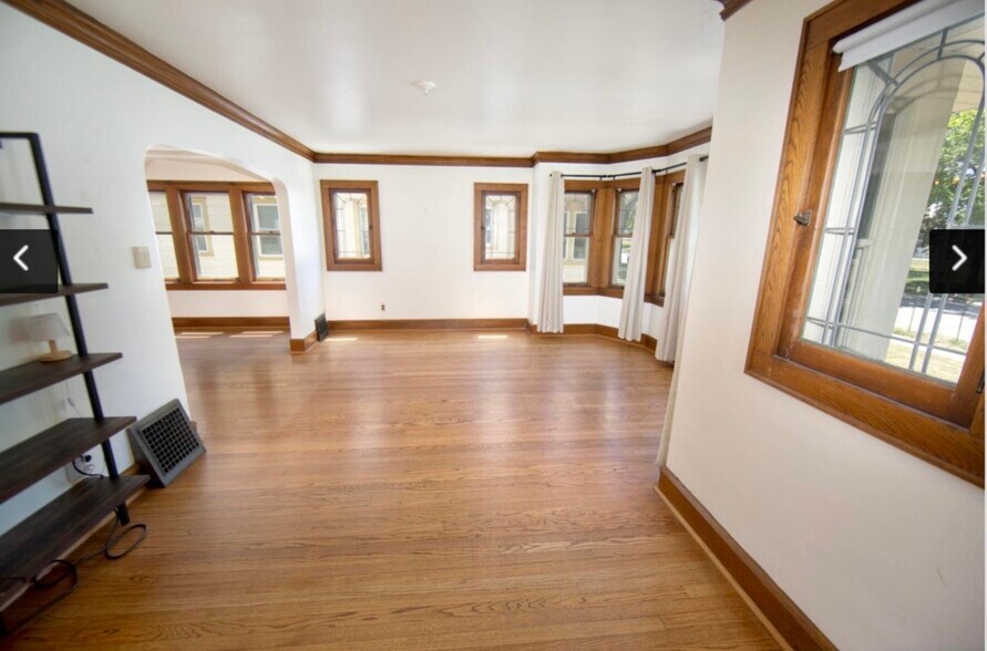 Building Photo - 936 S 77th St