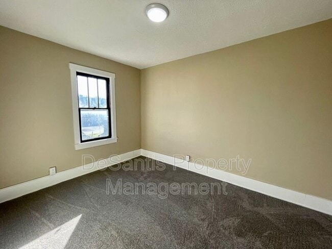 Building Photo - 724 E 7th Ave