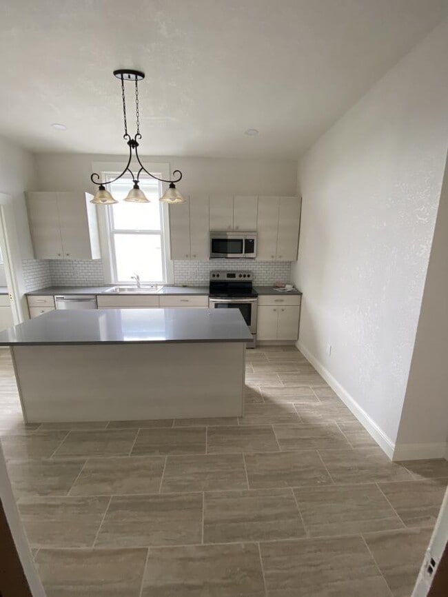 Building Photo - 4 bedroom in Daly City CA 94015