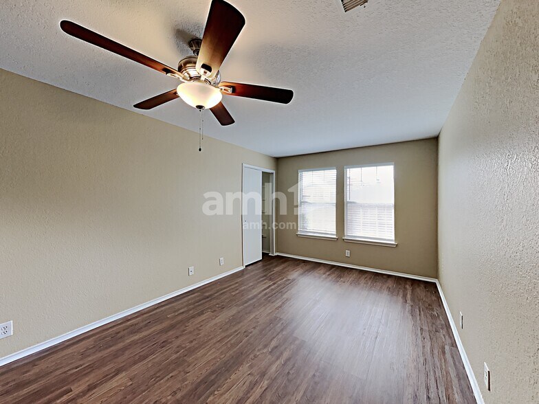 Building Photo - 1303 Range Fld