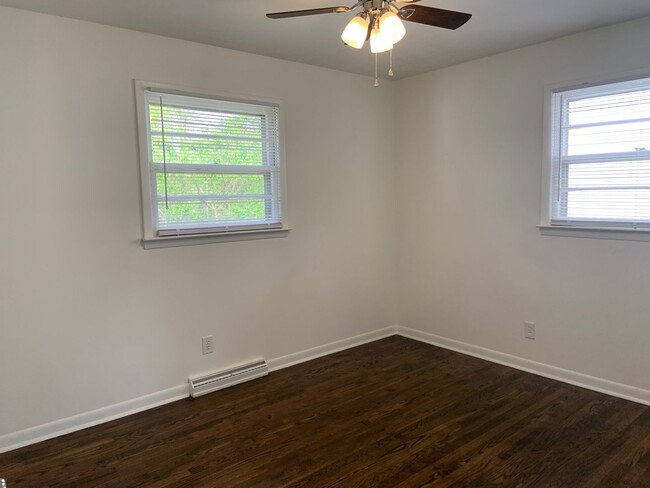 Building Photo - Cute 3 BR/ 1 BA Off Gate City Blvd.