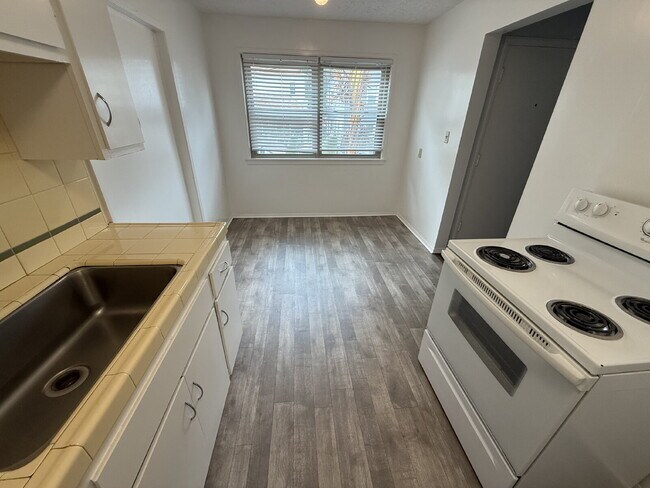 Building Photo - Cute 1 Bedroom 1 Bath in Midtown!