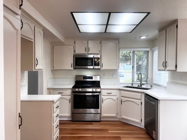 Building Photo - 21072 Greenwood Cir