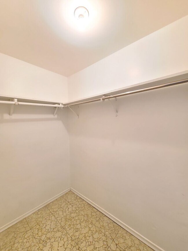 Building Photo - 2118 E Boone Ave