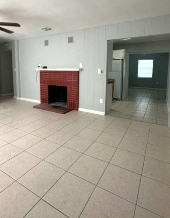 Building Photo - Charming 2 Bedroom Home with Fenced Yard & Screened Patio – Prime Location!