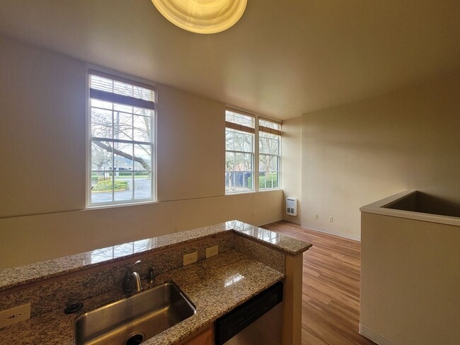 Building Photo - Beautiful Lincoln School Studio Only $1295/month