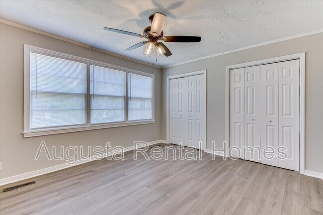 Building Photo - 3210 York Dr