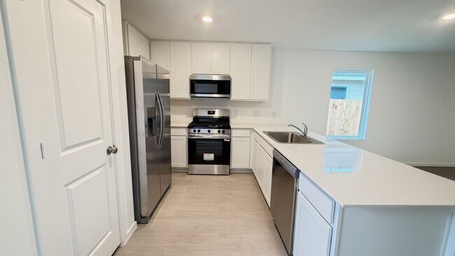 Building Photo - New Build 3bd 2ba - Prime Location