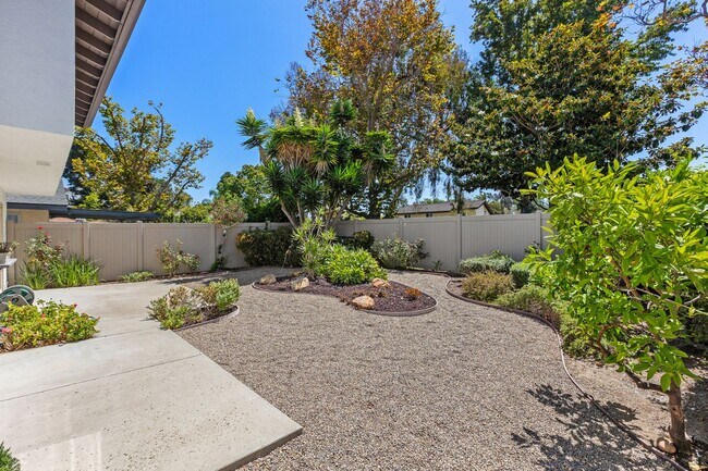 Building Photo - Spacious Home w/ Loft in Village Park!