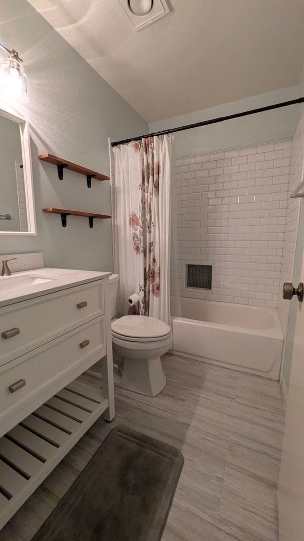 Building Photo - Cute two bedroom condo