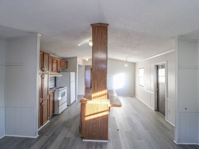 Building Photo - Close to downtown Pulaski!