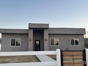 Building Photo - Stunning 3 Bedroom 2 Bathroom House for Re...