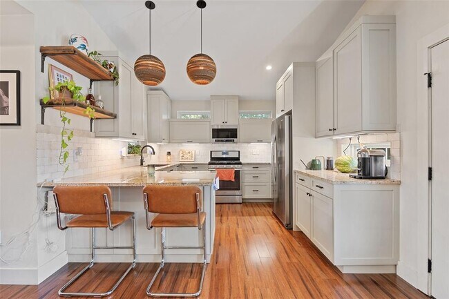 Building Photo - 2205 S L Davis Ave