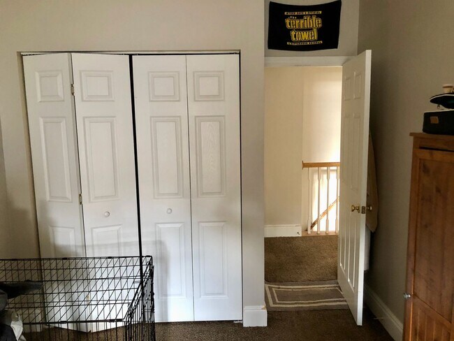 Building Photo - *** Beautiful & Updated Duplex Apartment in Mt. Washington * 1 Block to Grandview Ave * Pet Frien...