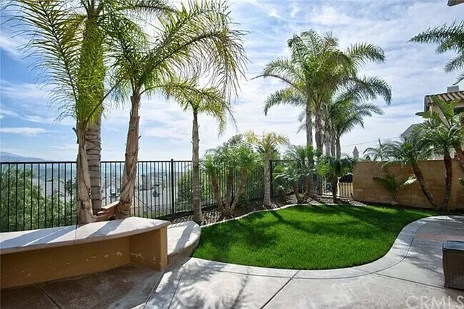 Building Photo - 4 BEDROOM, 3 BATH WITH BONUS ROOM (SERRANO...