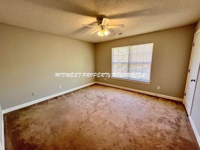 Building Photo - Stunning 3 Bedroom townhome w/ outdoor Maintenance provided