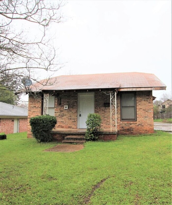 Building Photo - Tour Today! Cozy 2 Bedroom, 1 Bath Duplex ...