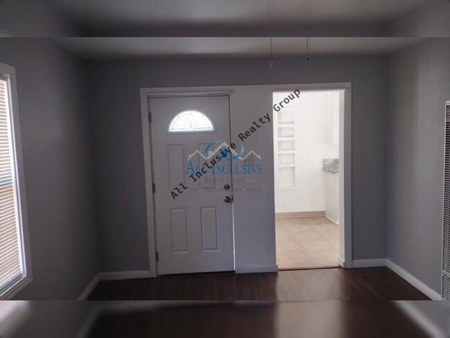 Building Photo - Cute Duplex off of Stockton Blvd