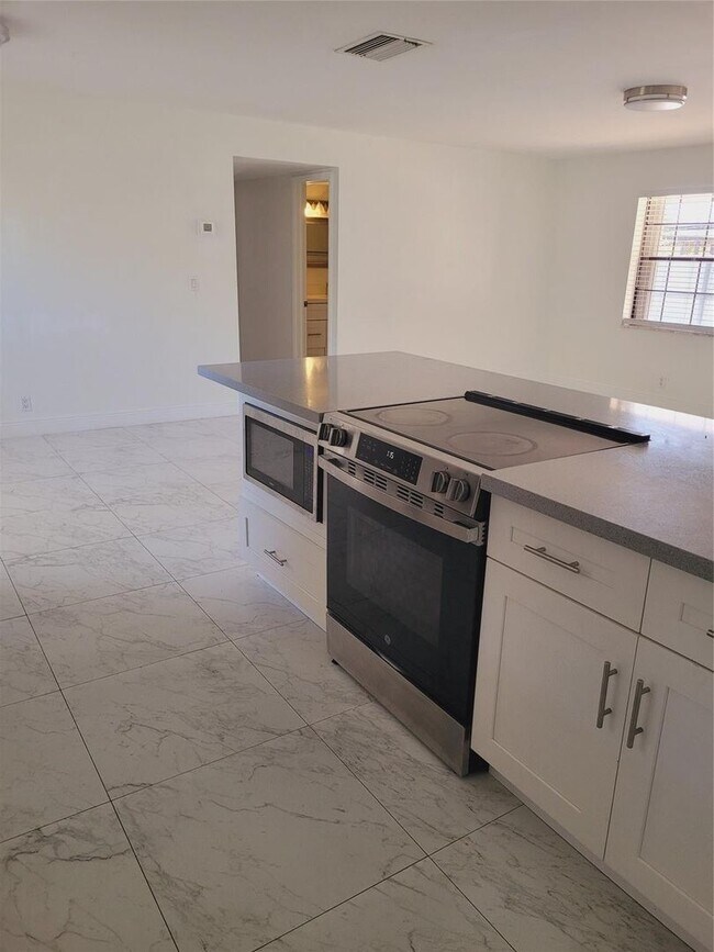 Building Photo - 770 NE 38th St