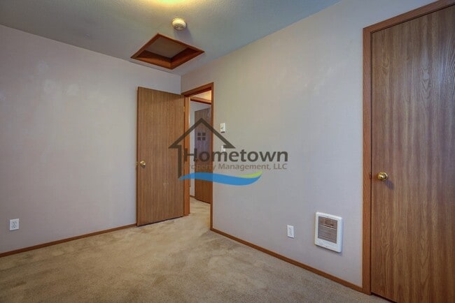 Building Photo - Very Nice 2 Bed Home with Fully Fenced Bac...