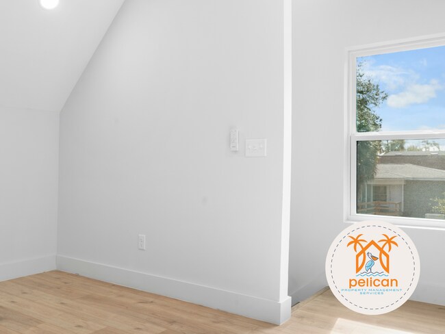 Building Photo - Striking 2BR / 2BA Home with Soaring Vaulted Ceilings