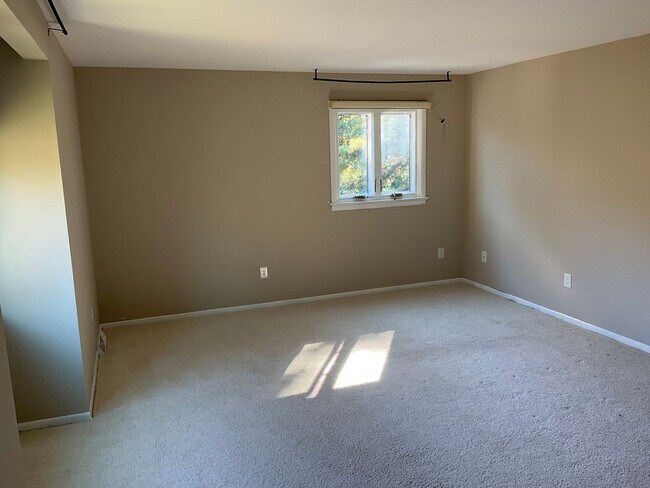 Building Photo - 4-Bedroom Home with 2 Full + 2 Half Baths ...