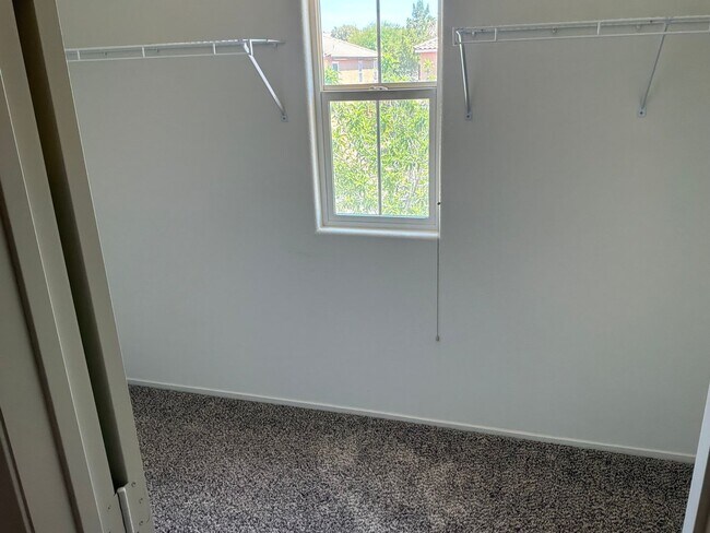 Building Photo - 2 Story detached home 3 bedrooms 2.5 bathrooms 2 car garage