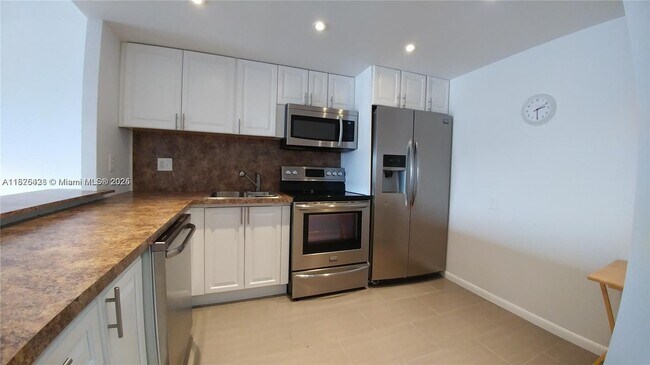 Building Photo - 2200 E Hallandale Beach Blvd