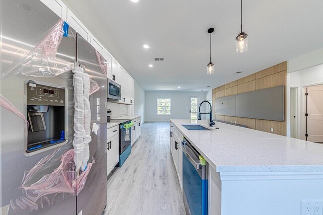 Building Photo - FOR RENT