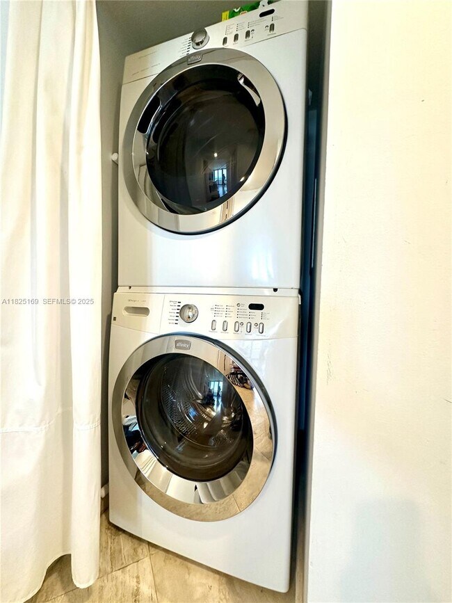 Building Photo - 15645 Collins Ave