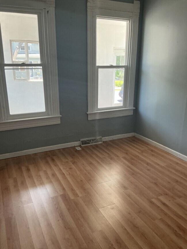 Building Photo - 3 Bedroom / 1 Bathroom House in Peoria