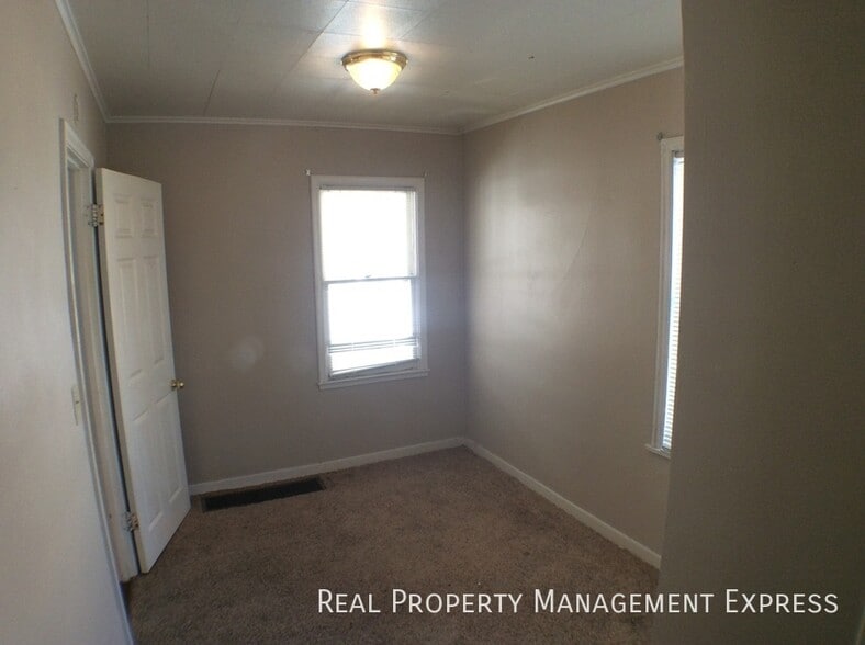 Building Photo - 2 Bedroom 1 Bathroom Lower Level Unit Clos...