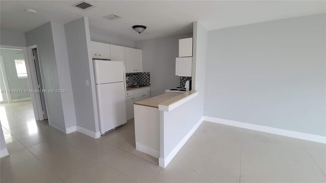 Building Photo - 730 NE 46th Ct