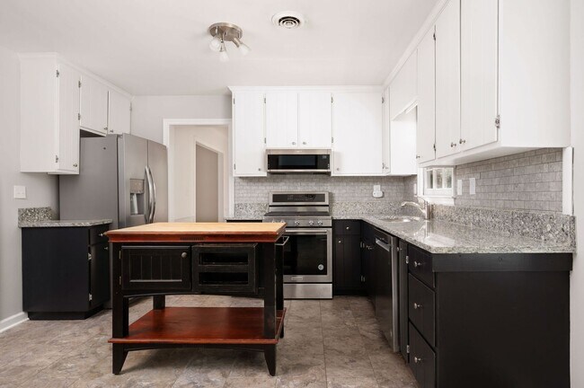 Building Photo - Spacious Canterbury Hills Home