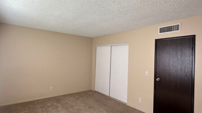 Building Photo - BEAUTIFUL 2 BEDS 1 1/2  BATHROOM APARTMENT