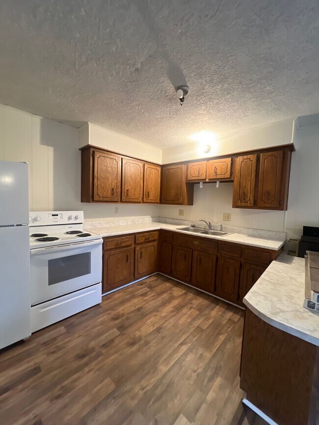 Building Photo - 2 BEDROOM 1 BATHROOM APARTMENT FOR RENT