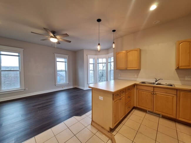 Building Photo - 1 Bedroom Available January!