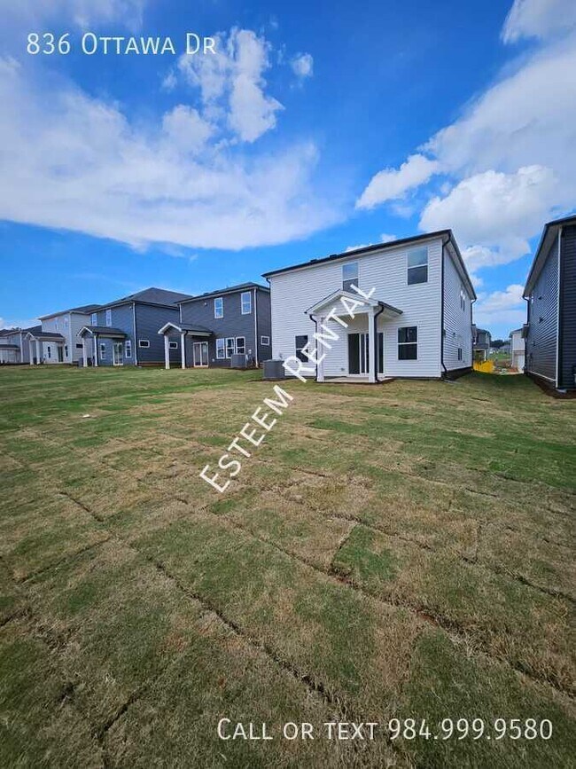 Building Photo - 836 Ottawa Dr