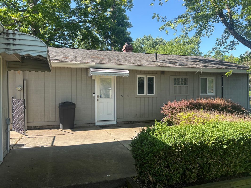 Building Photo - 6284 Woodsdale Dr